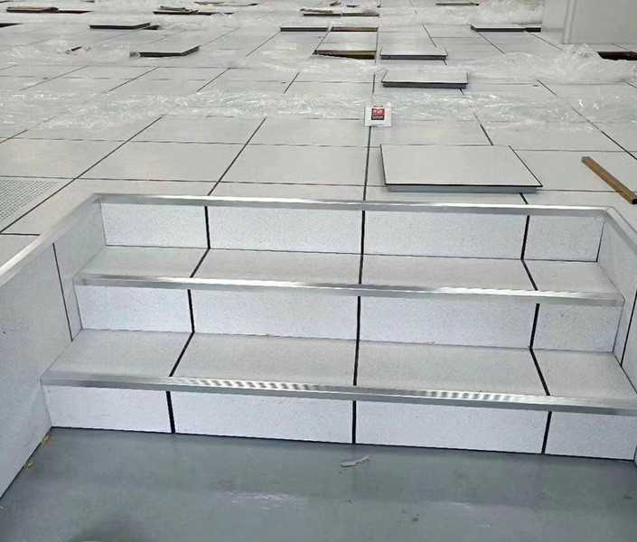 Aluminium stair nosing